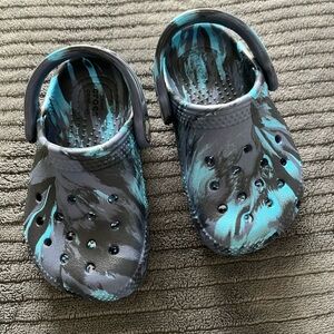 CROCS Kids Black & Teal Marble Classic Clog | Size 6